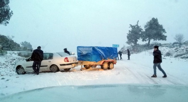 Kaş'ta yılın ilk karı sürücülere zor anlar yaşattı