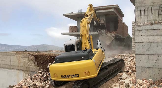 Kaş'taki kaçak yapılar yıkılıyor