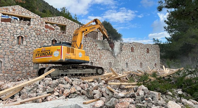 Kaş ta 12 kaçak yapı yıkıldı