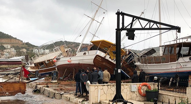 Kaş ta fırtına teknelere zarar verdi