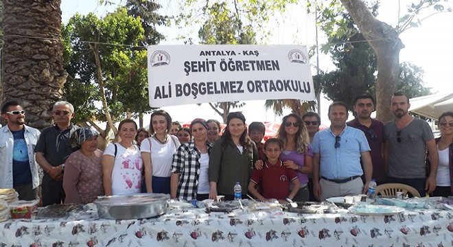 Kaş ta okul için kermes