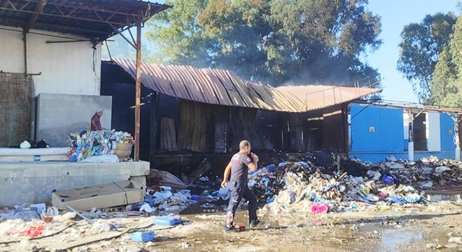 Kaş ta üç iş yeri yandı