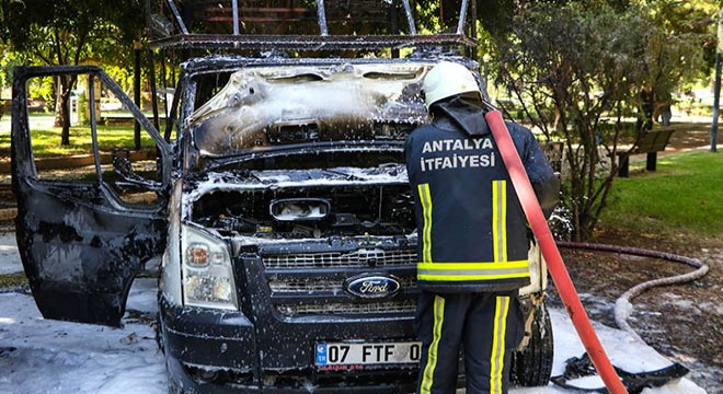Kasasında çay demlenen kamyonet yandı: 1 yaralı