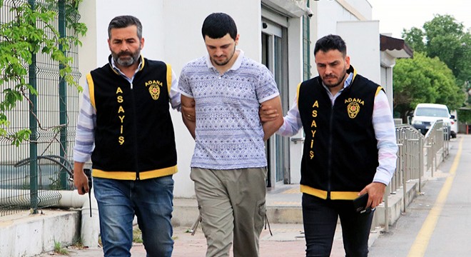 Kasiyer, bıçaklı soyguncuyu satırla engelledi
