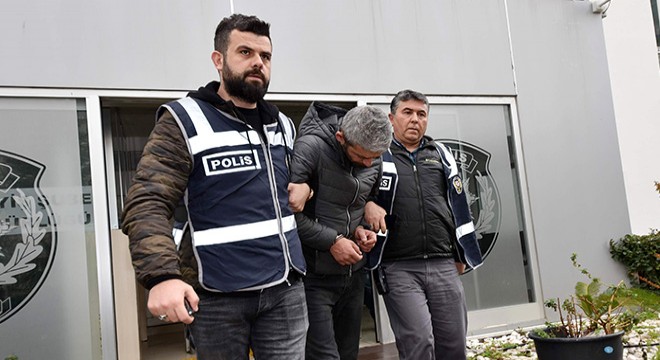 Kasketle işaret verdiği polis, şantajcı çifti gözaltına aldı
