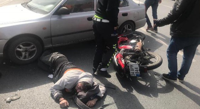 Kaskı parçalanan motosikletli ağır yaralandı