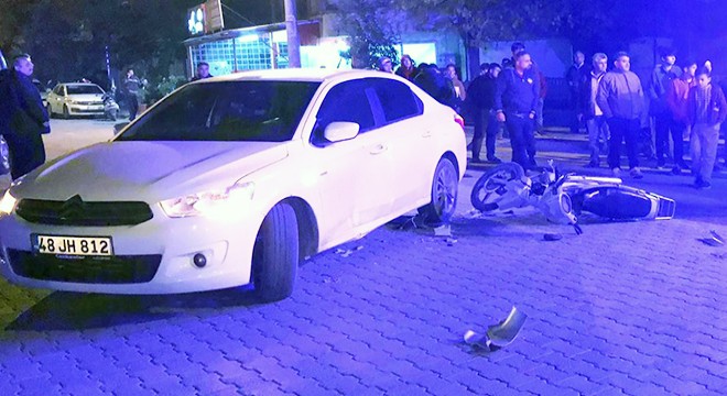 Kasksız motosiklet sürücüsü kazada yaralandı
