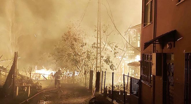 Kastamonu'da 6 ev, alev alev yandı
