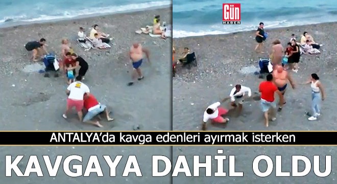 Kavga edenleri ayırmak isterken, kavgaya dahil oldu