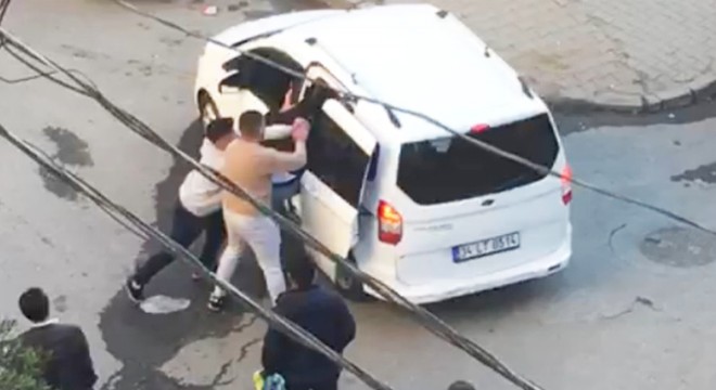 Kavga ettikleri kişiyi zorla kaçırmaya çalıştılar