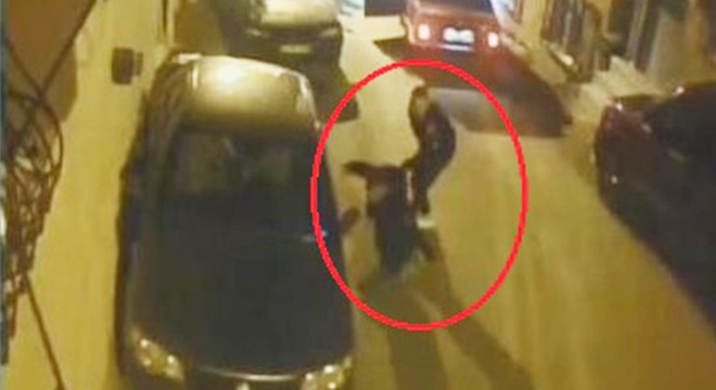 Kavga sırasında sürücü düştü, otomobil duvara çarptı