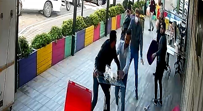 Kavga çıktı, masa ve sandalyeler havada uçtu