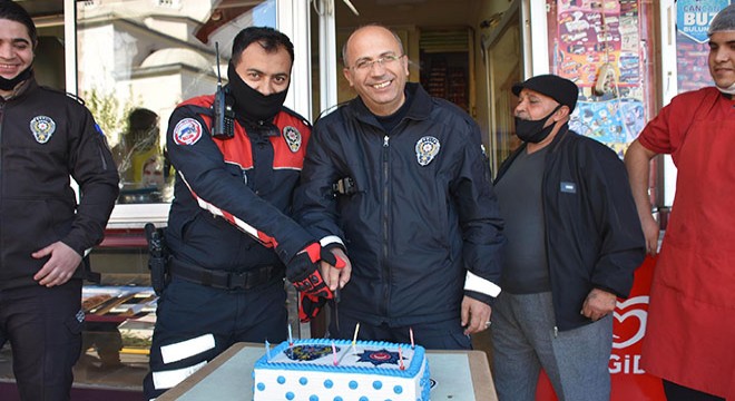 Kavga ihbarına gelen polislere pasta sürprizi