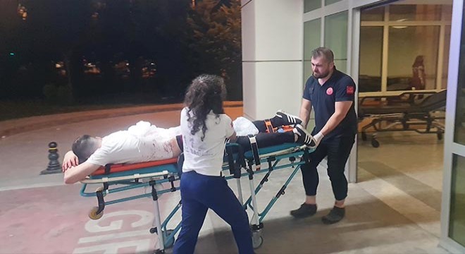 Kavgada bıçaklandı, kaçarken rayların üzerinde baygınlık geçirdi