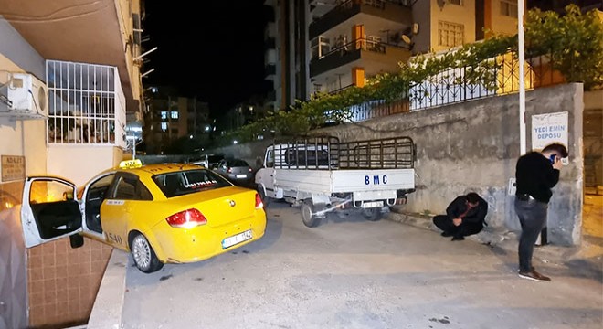 Kavgayı ayırırken taksisi çalındı