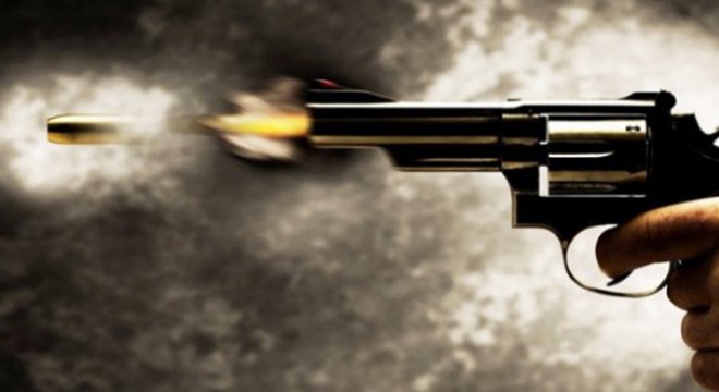 Kavgayı ayırmaya çalışan kişi bacağından vuruldu