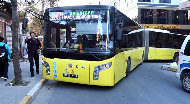 Kavşakta park eden sürücü trafiği kilitledi