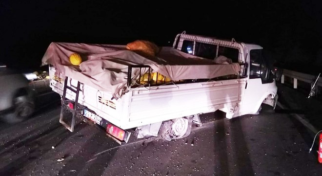 Kavun yüklü kamyonet bariyerlere çarptı: 1 yaralı
