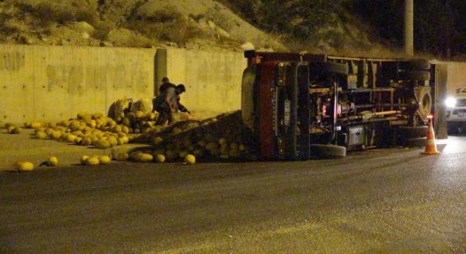 Kavun yüklü kamyonet çekicinin üzerinden düştü