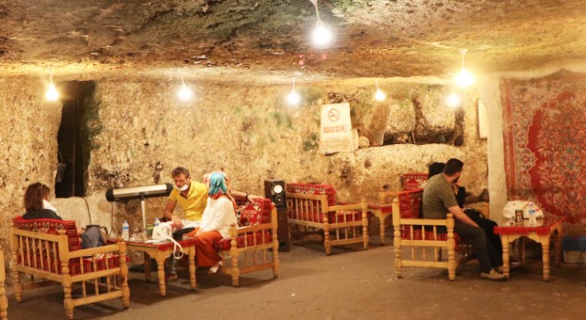 Kavurucu sıcaklarda, mağarada serinliyorlar