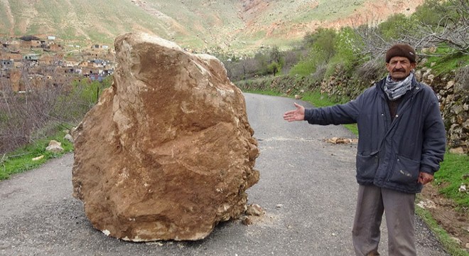 Kaya parçası, köy yolunda ulaşımı durdurdu