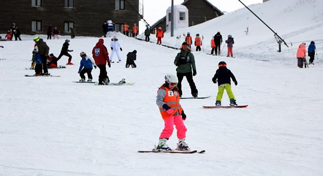 Kayak tutkunları, Kartalkaya'da pistleri doldurdu