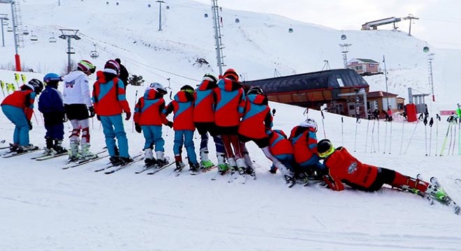 Kayakçıların 'domino taşı' gösterisi ilgi çekti