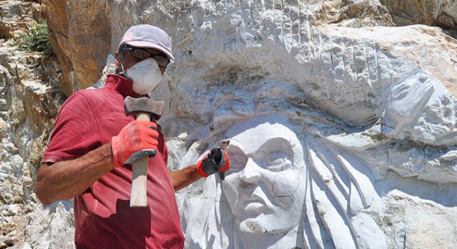 Kayalar üzerine yaptığı figürler ilgi görüyor