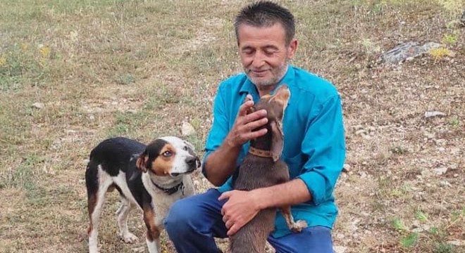 Kayalıklarda mahsur kalan köpeği kurtardı