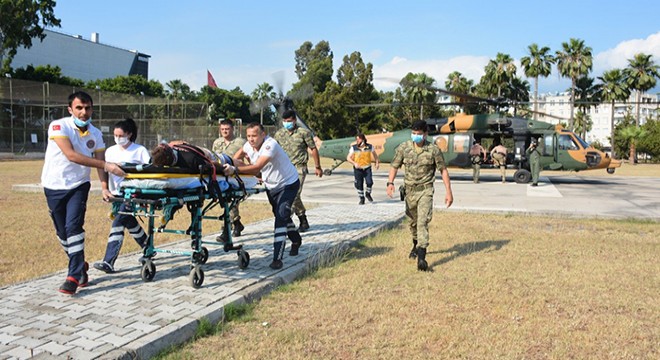 Kayalıklardan düşen kişi askeri helikopterle kurtarıldı