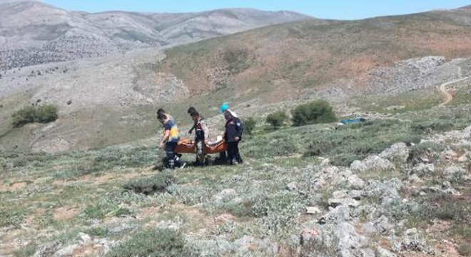 Kayalıklardan yuvarlanan adamı, itfaiye kurtardı