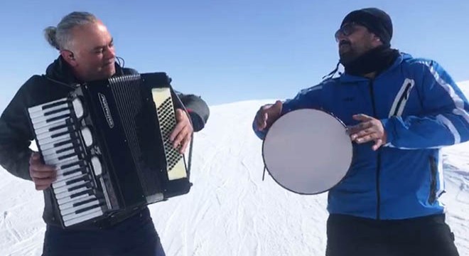 Kayarken enstrüman çalarak dağın zirvesinden indiler