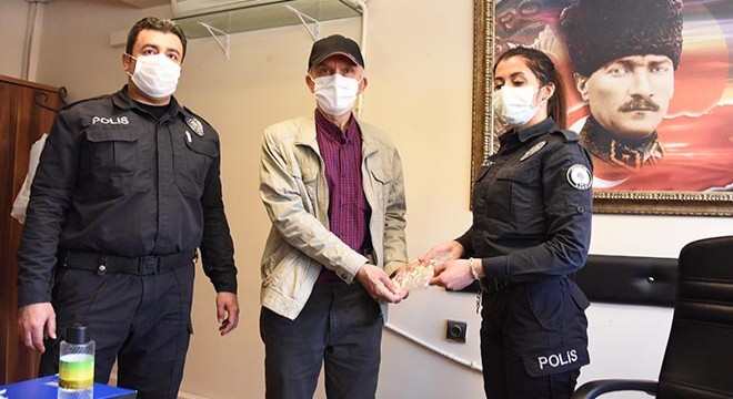 Kaybettiği 27 bin liralık altınını polis yarım saatte buldu