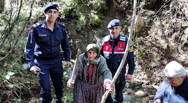 Kaybolan yaşlı kadın, 25 saat sonra ormanda bulundu