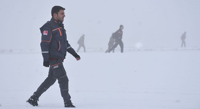 Kayıp kadın için sis etkili arazide arama