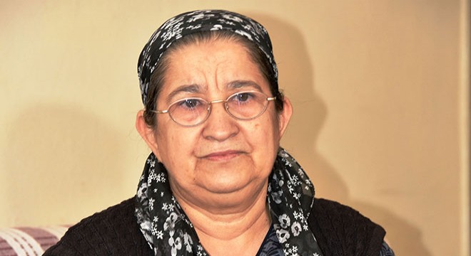 Kayıp kızının elbiselerini koklayıp, yolunu gözlüyor