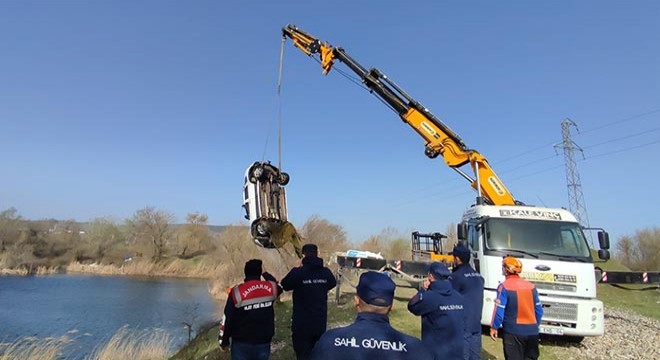 Kayıp olarak aranıyordu; göle uçan otomobilinde cesedi bulundu