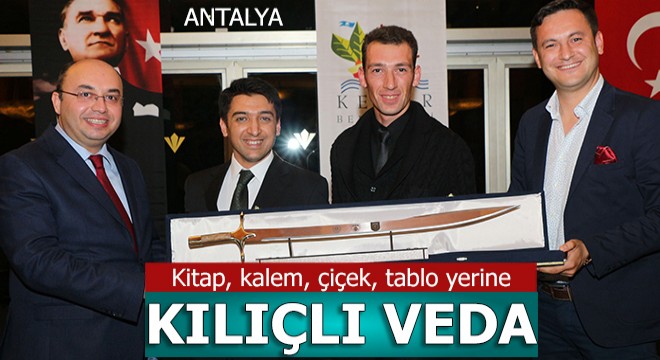 Kaymakam Cihad'a 'Kılıç' hediye edildi