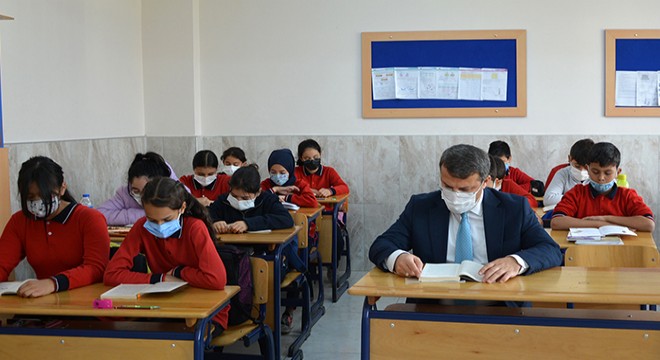 Kaymakam Çimşit öğrencilerle kitap okudu
