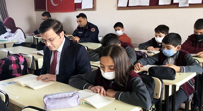 Kaymakam Özdemir, öğrencilerle kitap okudu