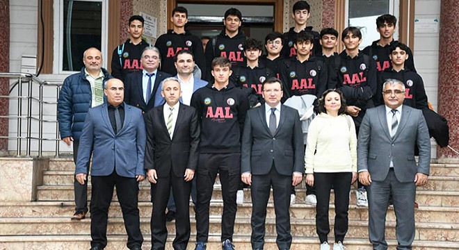 Kaymakam Şahin, şampiyon Atatürk Anadolu Lisesi'ni kutladı
