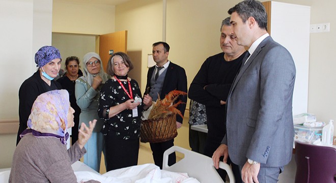 Kaymakam Kuruca, hasta ve yakınlarına keşkek dağıttı