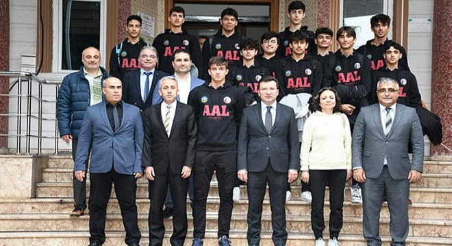 Kaymakam Şahin, şampiyon Atatürk Anadolu Lisesi ni kutladı