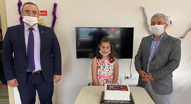 Kaymakamdan öğrencilere doğum günü pastası