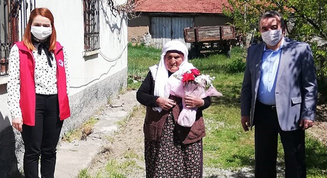 Kaymakamdan en yaşlı anneye ziyaret