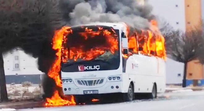 Kayseri'de boş işçi servisi yandı