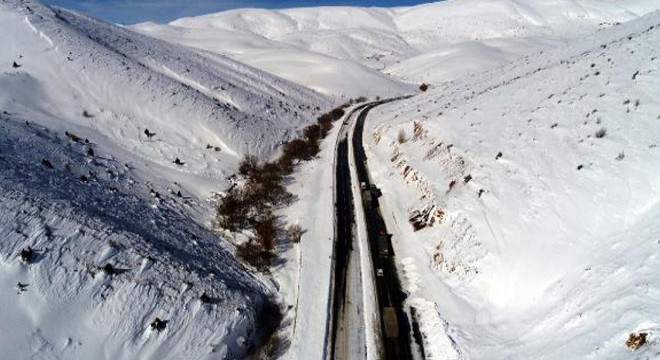 Kayseri de çığ düşen yol, 17 saatte ulaşıma açıldı