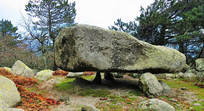 Kaz Dağları'ndaki 'uçan kaya' ilgi çekiyor