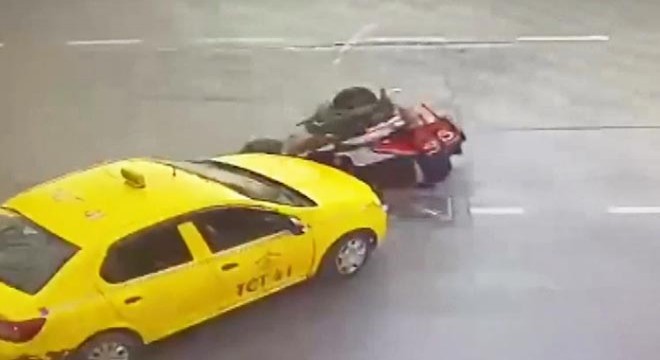 Kaza geçiren motokuryenin telefonunu çaldı