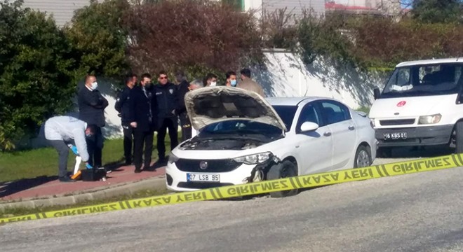 Kaza ihbarına giden ekipler, sürücüyü başından vurulmuş buldu
